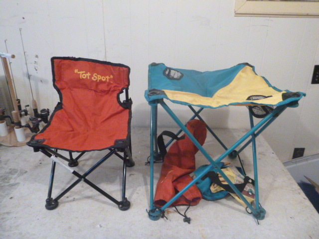 lot 98 image: Childs Folding Chair and Table