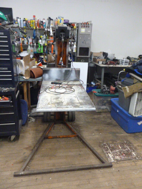lot 100 image: Equipment Lift