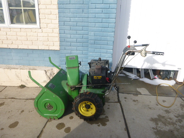lot 3 image: John Deere 726 Snowblower