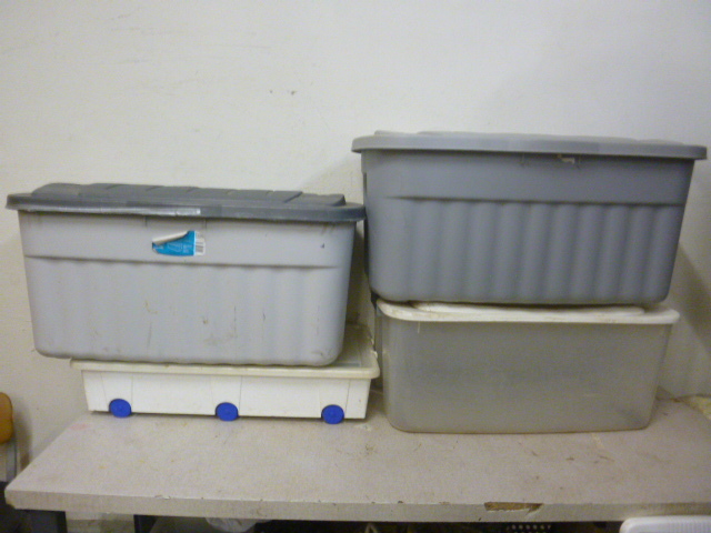 lot 9 image: 4 Totes with Lids