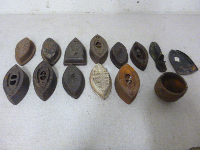 lot 16 image: Lot Vintage Irons