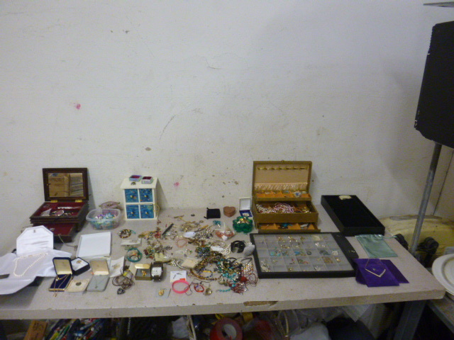 lot 24 image: Lot of Costume Jewelry