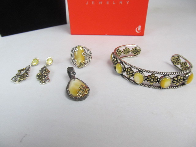 lot 63 image: Sterling Silver Yellow Mother Of Pearl Pendant Bracelet Ring & Earrings