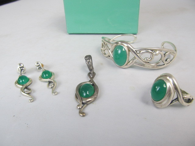 lot 77 image: Sterling Silver & Green Chalcedony Pendant Bracelet Ring & Earrings