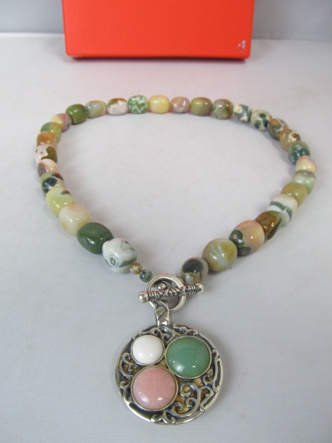 lot 21 image: Sterling Silver Polished Agate & Gemstone Necklace