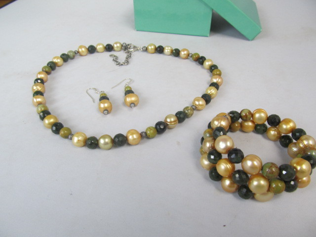 lot 25 image: Genuine Pearl Necklace Bracelet & Earrings