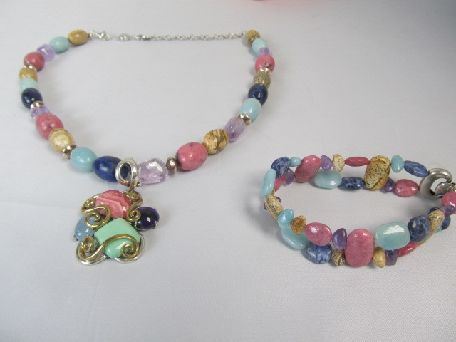 lot 95 image: Sterling Silver Polished Gemstone Pendant Necklace & Bracelet