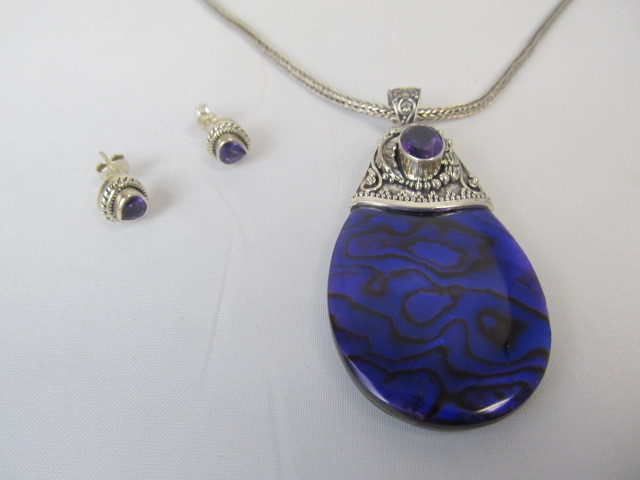 lot 135 image: Sterling Silver Swirled Blue Pendant Necklace & Earrings