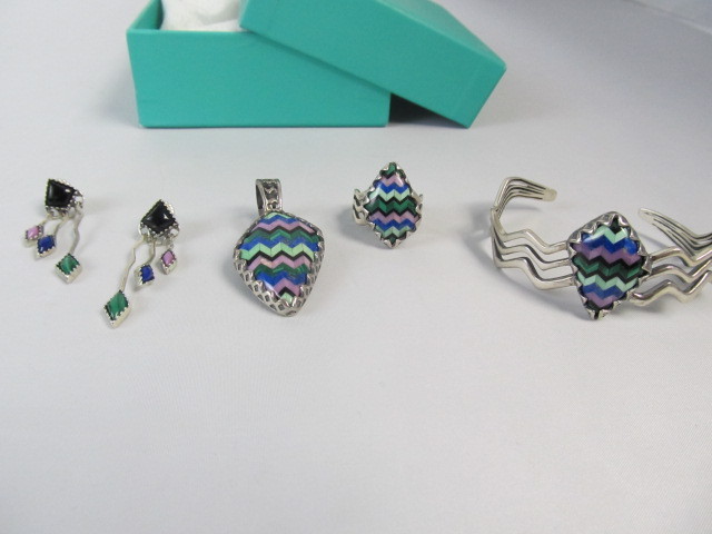 lot 147 image: Sterling Silver Tapestry Pattern Inlaid Gemstone Pendant Bracelet Ring & Earrings