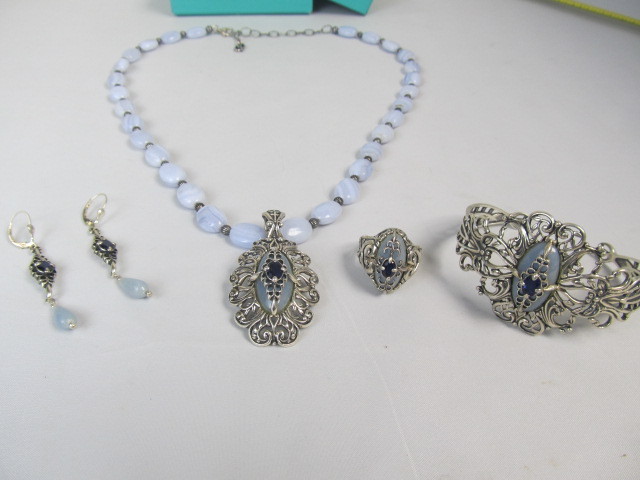 lot 190 image: Sterling Silver Amethyst & Blue Lace Agate Pendant Necklace Bracelet Ring & Earrings