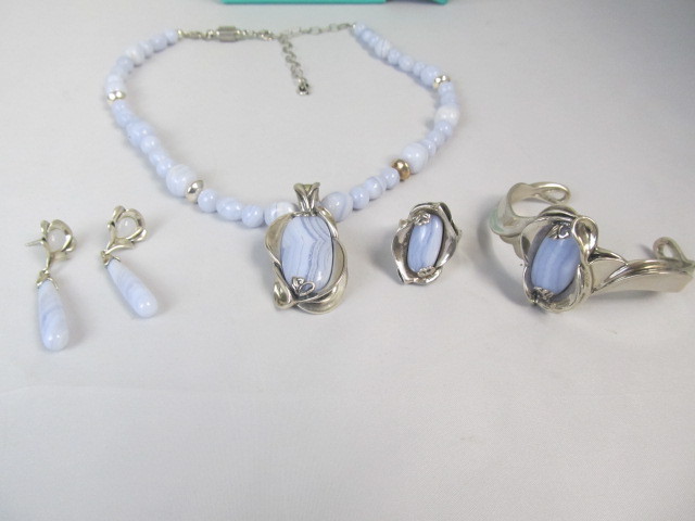 lot 192 image: Sterling Silver Blue Lace Agate Pendant Necklace Bracelet Ring & Earrings