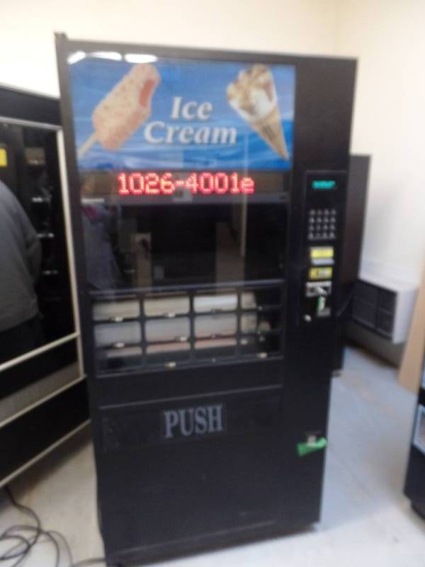 lot 904 image: ICE CREAM VENDING MACHINE