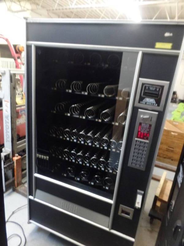 lot 905 image: SNACK VENDING MACHINE
