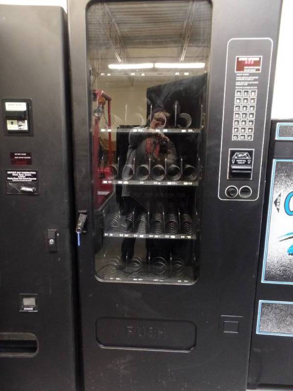 lot 906 image: SNACK VENDING MACHINE