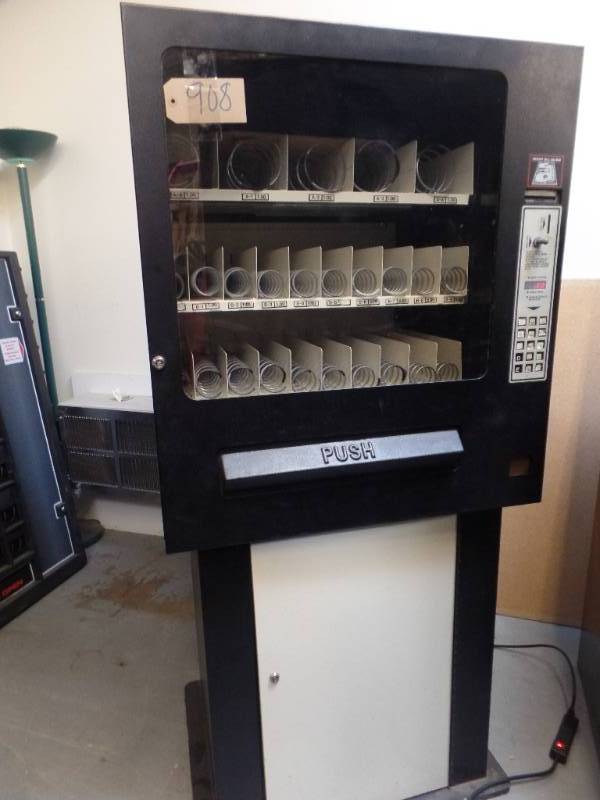 lot 908 image: SNACK VENDING MACHINE