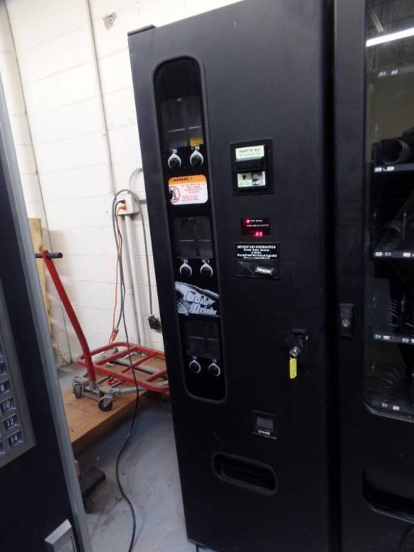 lot 907 image: CANNED DRINK VENDING MACHINE