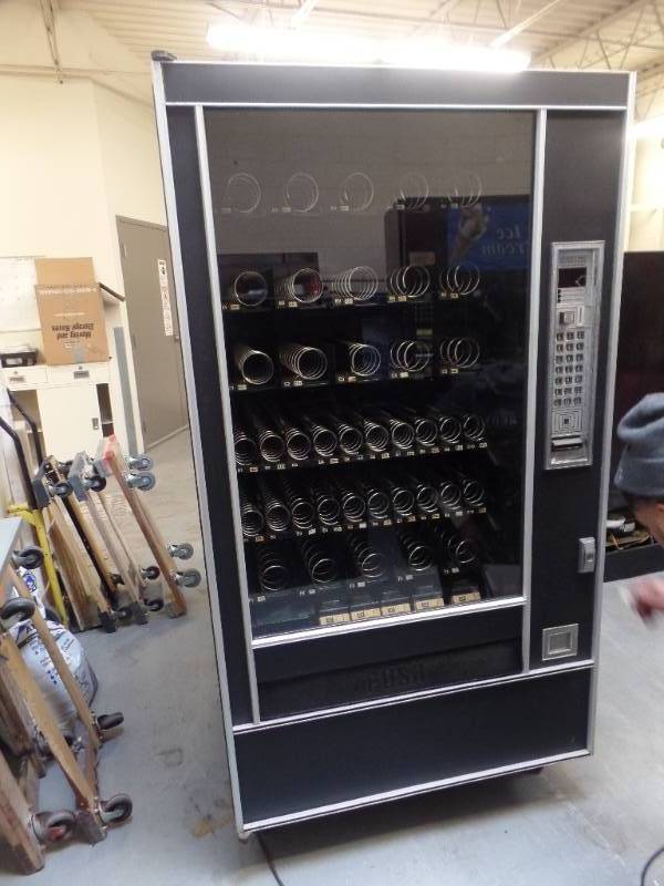 lot 913 image: SNACK VENDING MACHINE