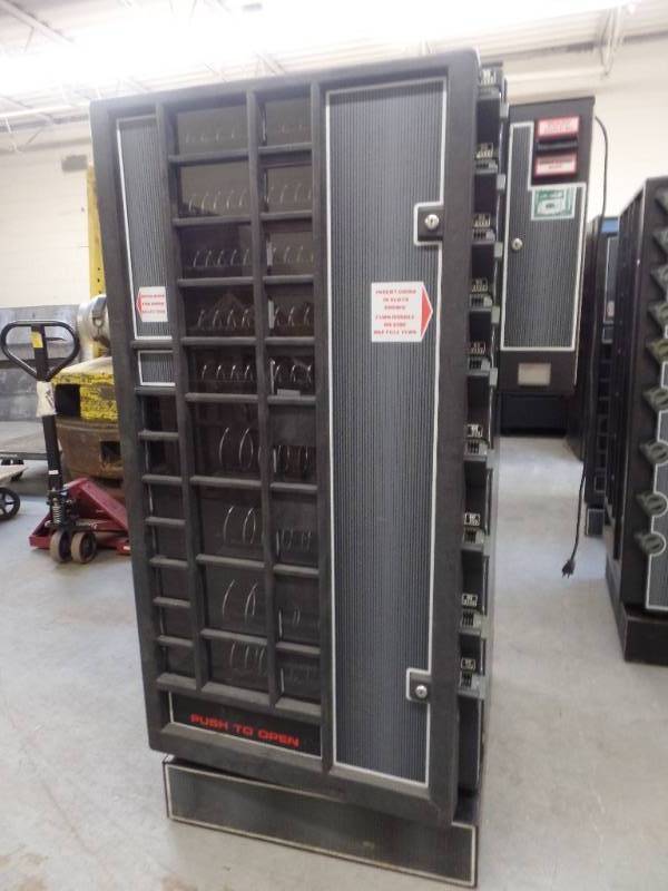lot 902 image: SNACK AND DRINK VENDING MACHINE