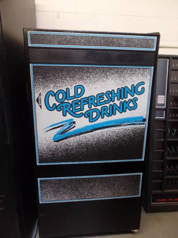 lot 912 image: CANNED DRINK VENDING MACHINE
