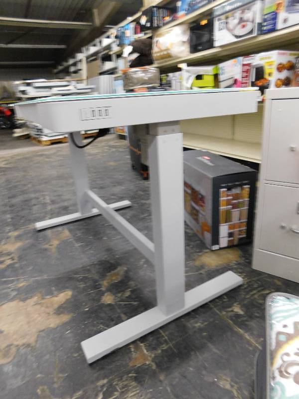 TRESANTI ADJUSTABLE HEIGHT DESK RETAIL $299.99