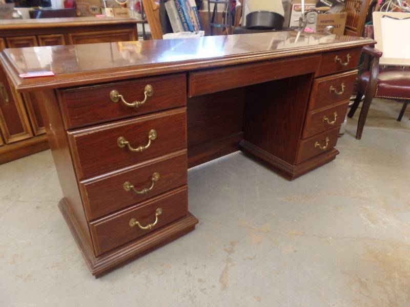 TRADITIONAL DESK