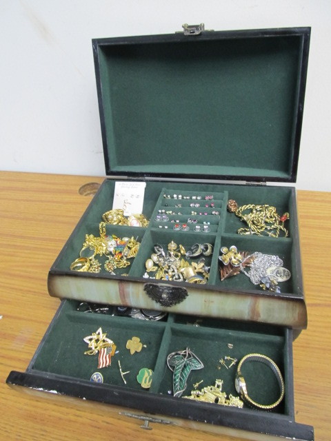 lot 37 image: Jewelry Box wCostume Jewelry