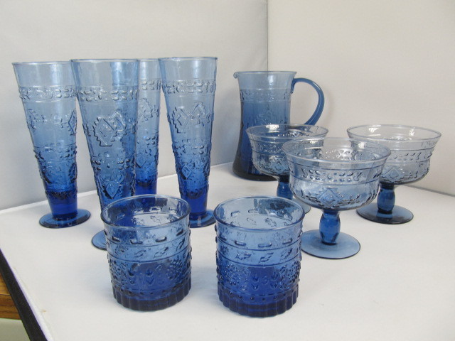 lot 41 image: Vintage Southwestern Motif Cobalt Blue Glassware