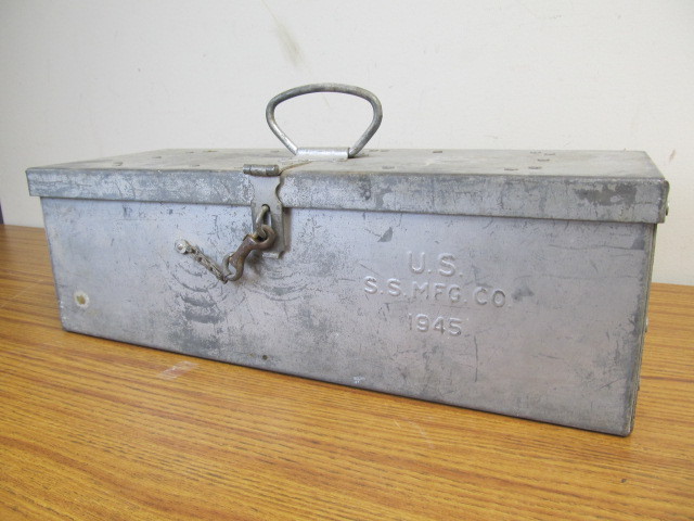 lot 3 image: Vintage WW2 Tank Tool Box