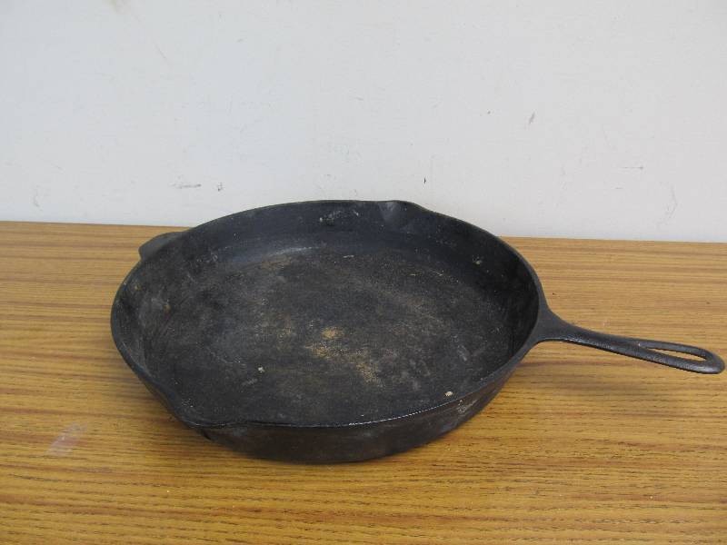 lot 13 image: Large Vintage Lodge 15 Cast Iron Skillet
