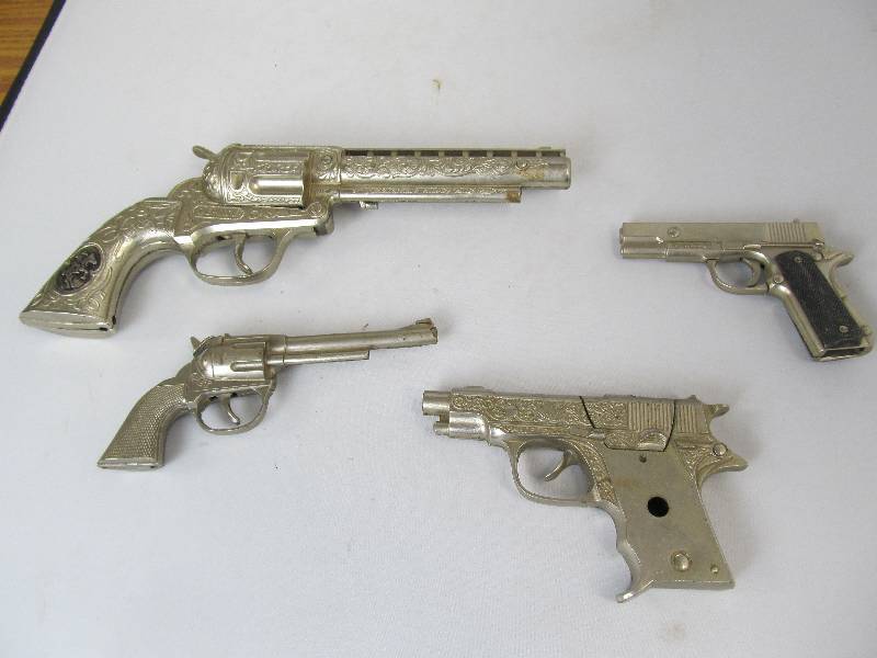 lot 17 image: 4 Vintage HUBLEY Cap Guns