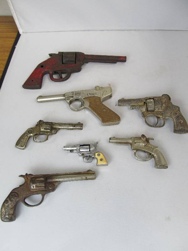 lot 19 image: Lot of Vintage Cap Guns