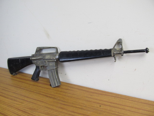 lot 20 image: Large Vintage Replica Machine Gun