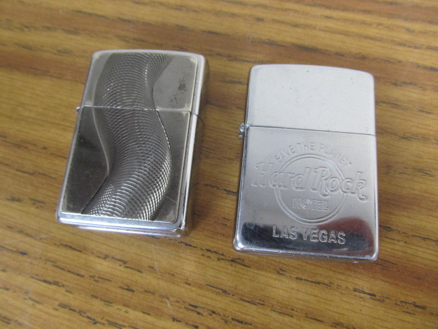 lot 21 image: 2 Vintage Zippo Lighters