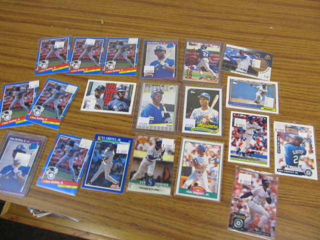 lot 61 image: Lot of KEN GRIFFEY JUNIOR Baseball Cards