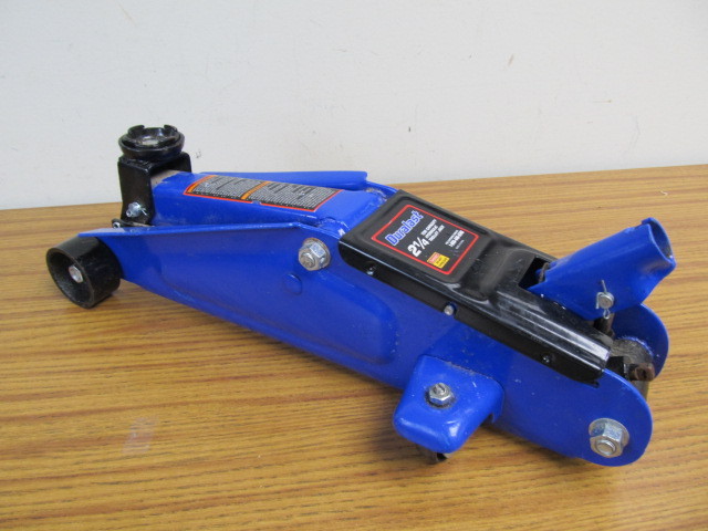 lot 84 image: Heavy Duty Duralast Floor Jack