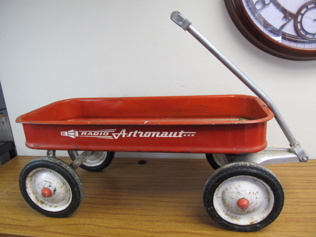 lot 116 image: Vintage Metal RADIO ASTRONAUT Wagon