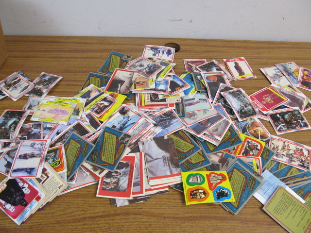 lot 138 image: Large Lot of Vintage 1970s STAR WARS Trading Cards