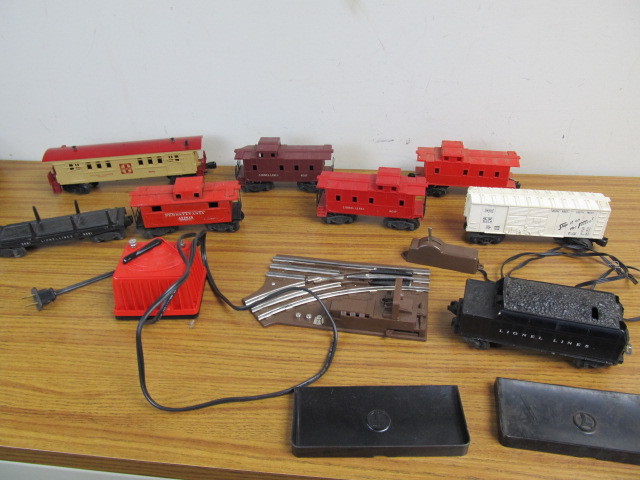 lot 140 image: Lot of Assorted Vintage LIONEL Trains