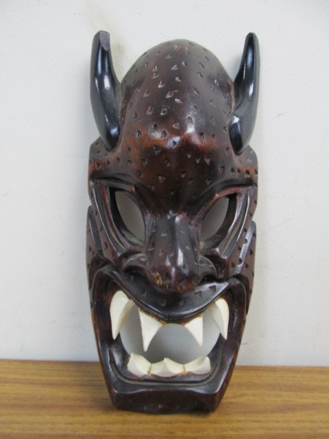 lot 156 image: Vintage Carved Wood Hawaiian Monkey Pod Mask