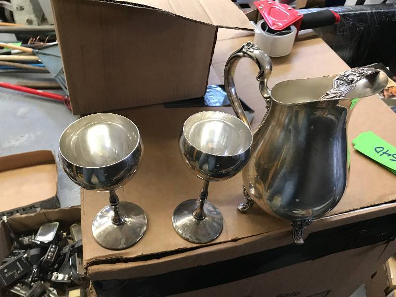 lot 537 image: PLATED SILVER PITCHER AND CUPS