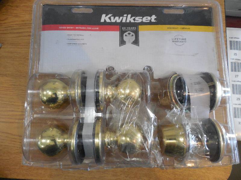 KWIKSET DOOR KNOB SET WITH DEAD BOLT