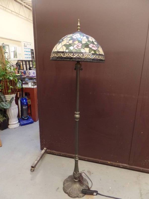 lot 233 image: STAINED GLASS FLOOR LAMP