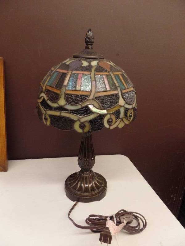 lot 240 image: STAINED GLASS TABLE LAMP