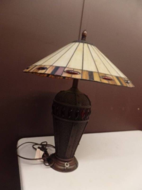 lot 241 image: STAINED GLASS TABLE LAMP