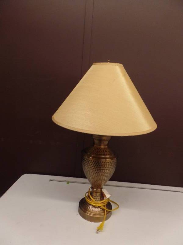 lot 243 image: TABLE LAMP