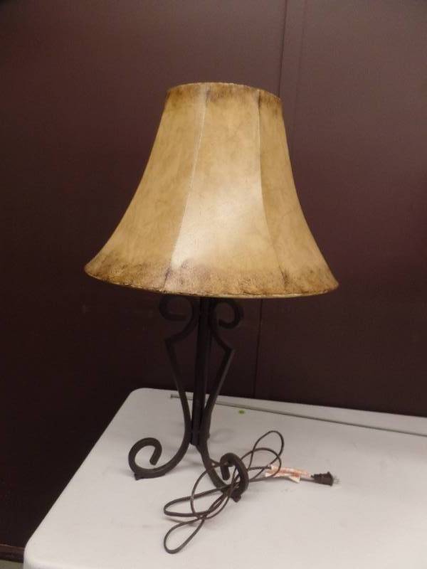 lot 246 image: TABLE LAMP