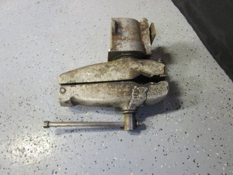 lot 15 image: Alum Vise