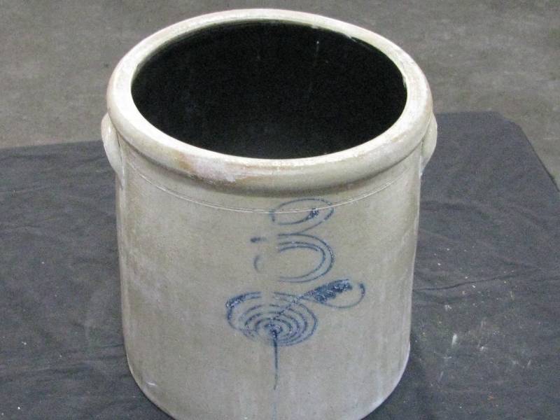 lot 5 image: Red Wing 3gl Salt Glaze Crock wLazy 8 Bee Sting Design