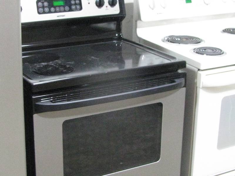 lot 16 image: Hotpoint Electric Glass Top Range