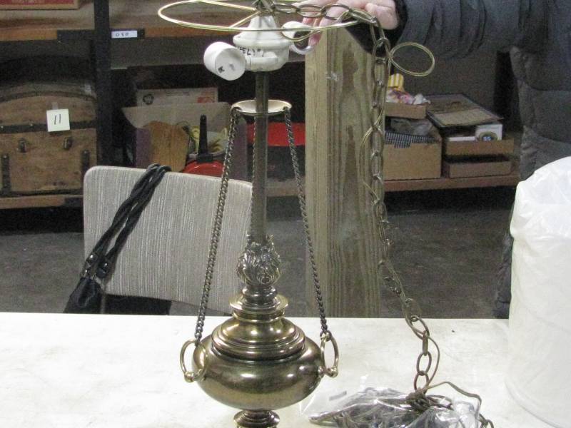 lot 34 image: Stiffel Lamp